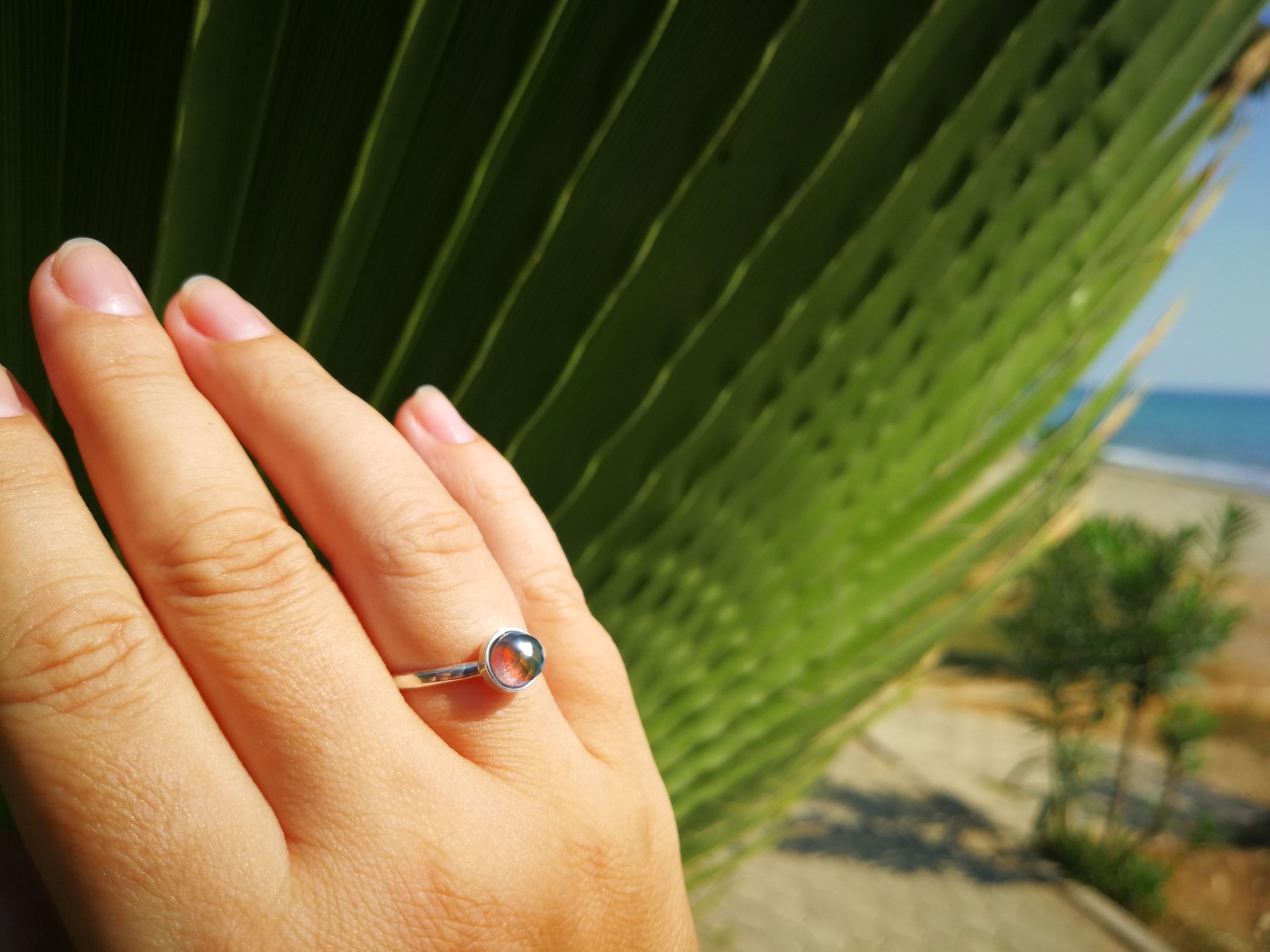 Blush of Attraction - Mood Ring - 6 mm - Sterling Silver 925 - AAA Crystal Quartz