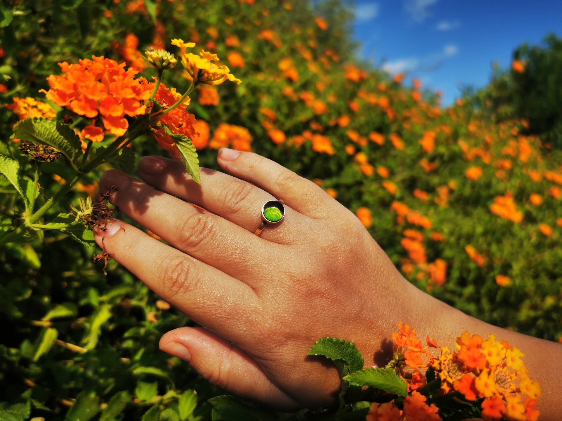 Duchess of the Golden Light - Mood Ring - 8 mm - Gold Plated Sterling Silver 925 - AAA Crystal Quartz